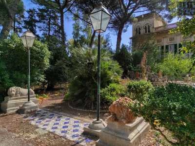 ...e veniamo accolti da due leoni in pietra, accovacciati ai piedi di due lampioncini, tra uno �zerbino� di maioliche